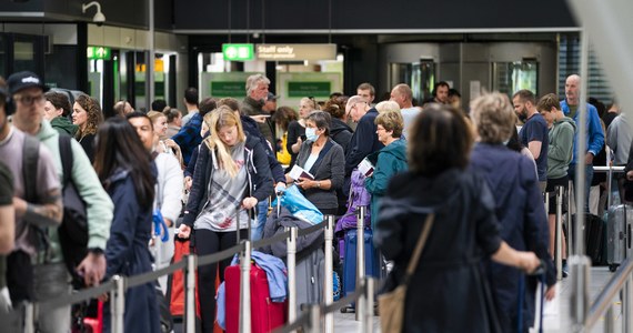 Strajki pracownicze i braki kadrowe na lotniskach w całej Europie mogą popsuć pasażerom beztroskie wakacje. Na najbardziej popularnych portach lotniczych - m.in. w Londynie, Brukseli i Amsterdamie - już zapanował chaos. I nie zapowiada się, że będzie lepiej.