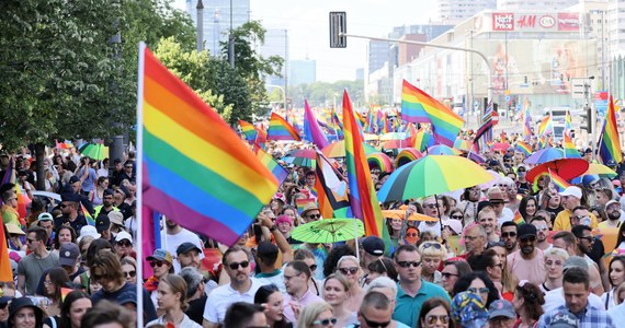 W sobotę od wczesnych godzin popołudniowych centrum stolicy będzie kompletnie nieprzejezdne. Choć parada równości wyrusza o godz. 14, to już wcześniej - w związku z formowaniem się szyku - możliwe jest zamknięcie ulicy Świętokrzyskiej, a także ulic Emilii Plater i Marszałkowskiej.