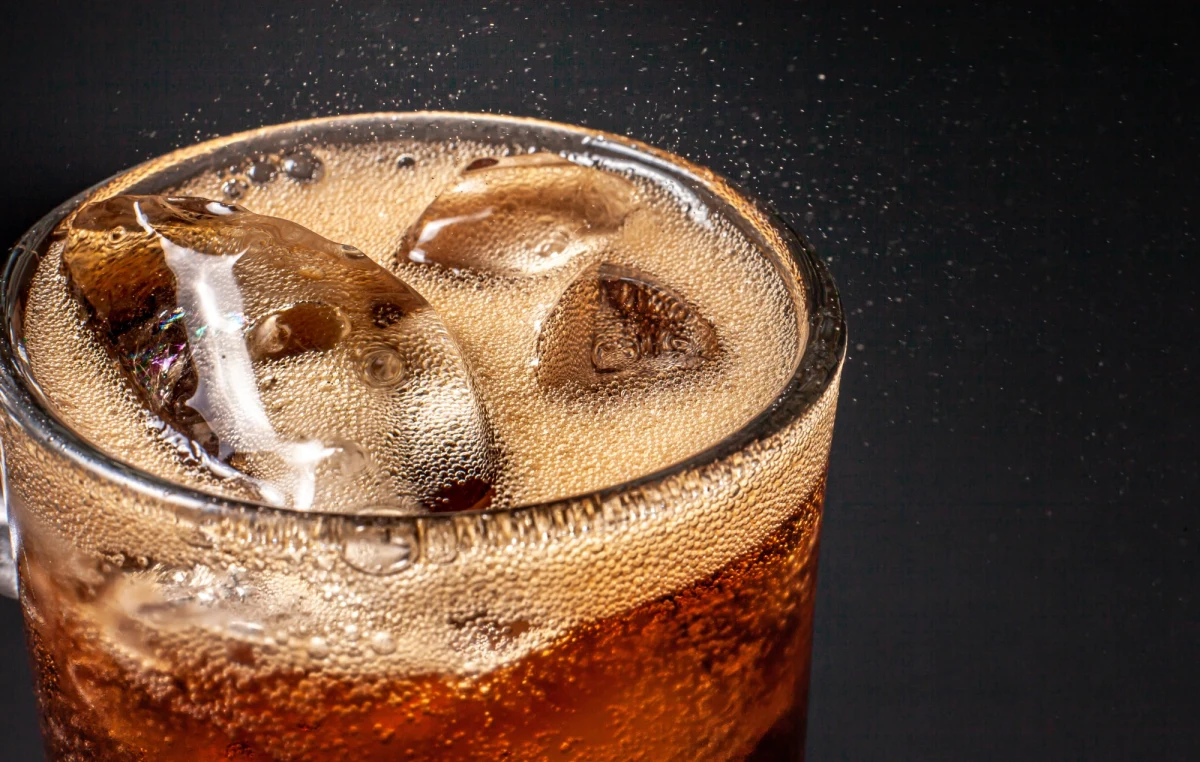 ​Producenci napojów gazowanych w Rosji borykają się z niedoborem dwutlenku węgla - informuje "Kommiersant". To m.in. efekt zmniejszenia produkcji nawozów w związku z sankcjami wprowadzonymi po inwazji na Ukrainę.