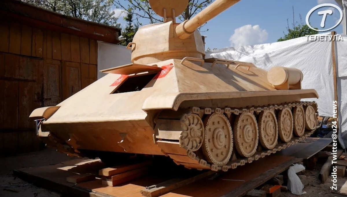 W celu zademonstrowania swojej obecności przy granicy z Ukrainą armia Białorusi rozmieszcza drewniane atrapy czołgów na terenach przygranicznych - poinformował w środę rzecznik ukraińskiego ministerstwa obrony Ołeksandr Motuzjanyk, cytowany przez portal Ukraińska Prawda.