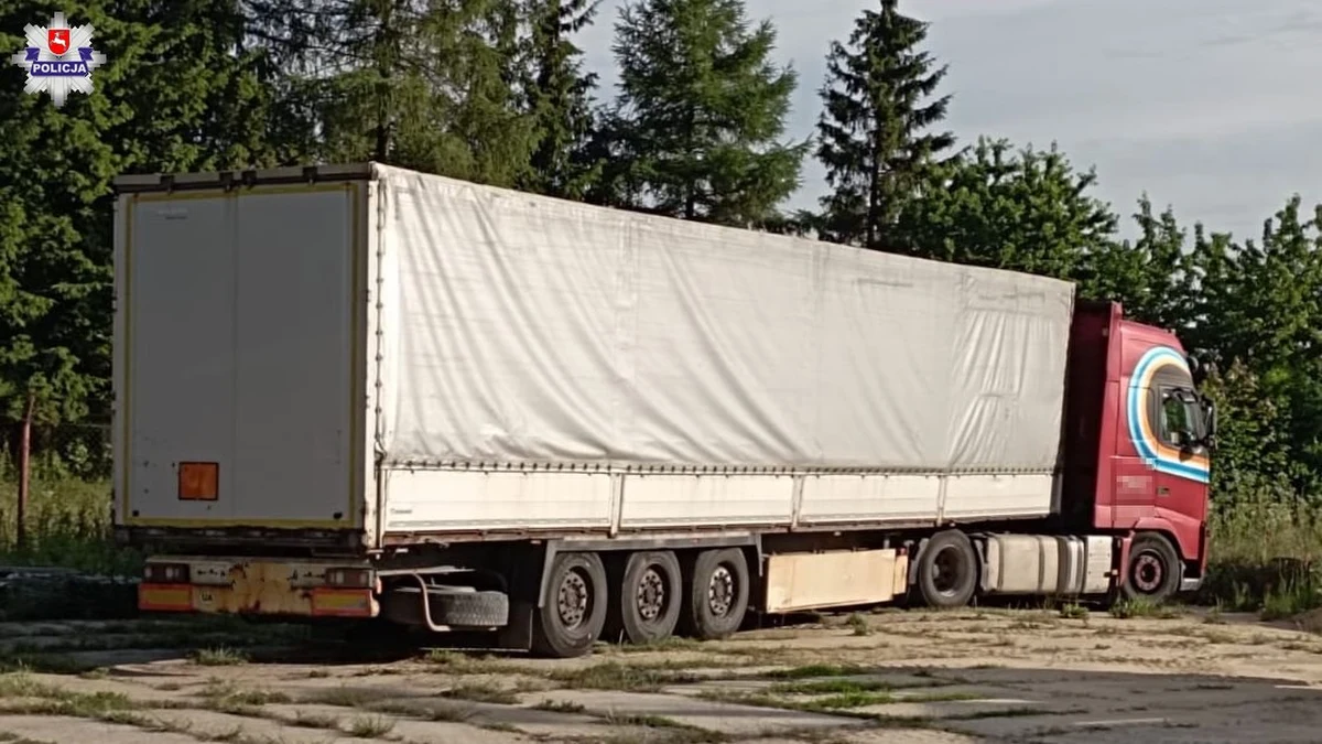 Policjanci z Krasnegostawu (woj. lubelskie) zatrzymali jadącego wężykiem kierowcę tira. Mężczyzna wypadł z kabiny na jezdnię. Kierowca trafił do policyjnego aresztu. Miał prawie 2,5 promila alkoholu w organizmie. Po wytrzeźwieniu usłyszy zarzuty.