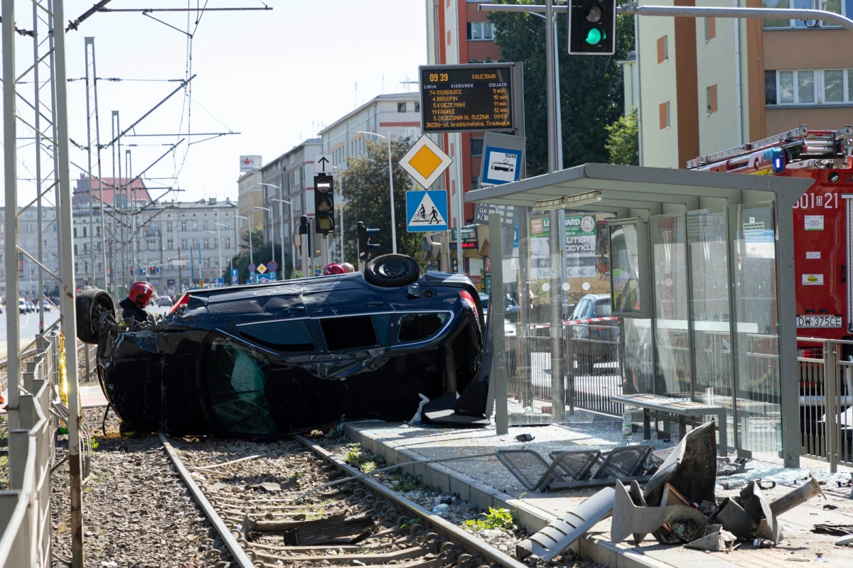 Tragiczny wypadek na skrzyżowaniu ulic Grabiszyńskiej i Kolejowej we Wrocławiu. Nie żyje mężczyzna, który stał na przystanku tramwajowym. 