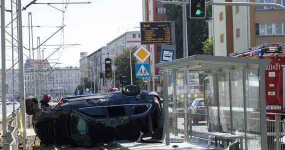 Tragiczny wypadek na skrzyżowaniu ulic Grabiszyńskiej i Kolejowej we Wrocławiu. Nie żyje mężczyzna, który stał na przystanku tramwajowym. 