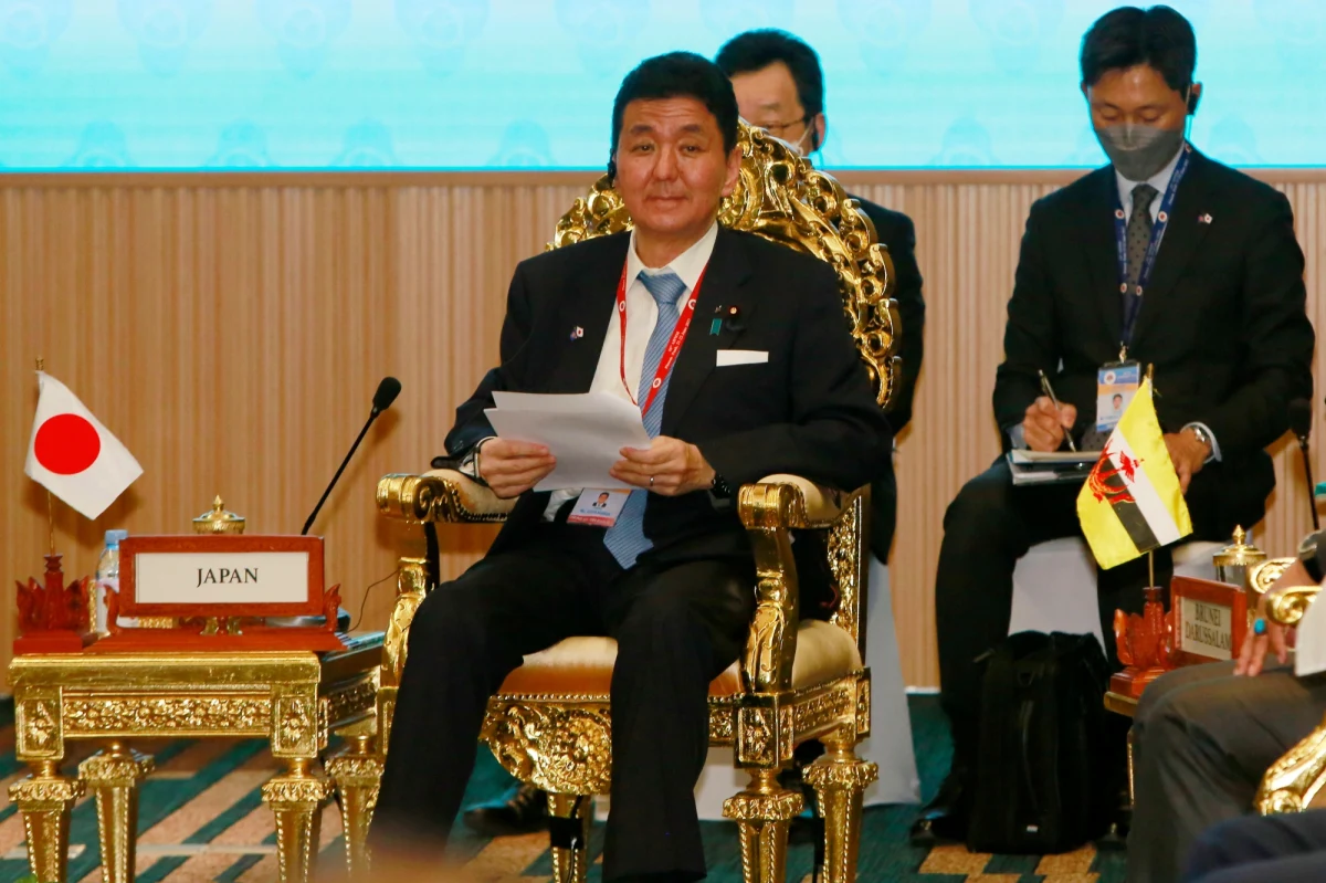 "Niepokoją nas ruchy okrętów wojennych Rosji i Chin, które w ostatnim czasie obierają podobne kursy wokół Japonii. To pokaz siły" - oświadczył japoński minister obrony Nobuo Kishi w czasie spotkania z szefami resortów obrony państw Stowarzyszenia Narodów Azji Południowo-Wschodniej (ASEAN) w stolicy Kambodży - Phnom Penh.