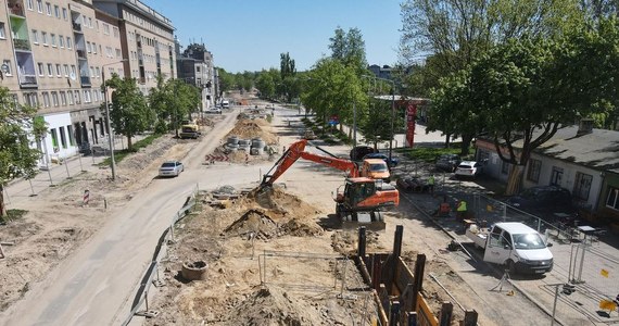 W nocy z piątku na sobotę rozpoczną się prace na skrzyżowaniu z ul. Źródłową w Łodzi. Ich ważnym elementem będzie wstrzymanie ruchu, który zostanie przekierowany na ul. Widok, Oblęgorską i Chłodną w stronę Źródłowej - informuje magistrat.