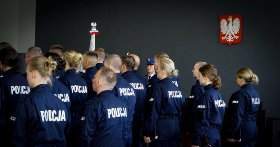 Dziś Dzień Ojca. Policyjną służbę w Gdyni rozpoczyna właśnie posterunkowy Fryderyk Piekarski. Jego dziadek i jego tata w szeregach policji pracowali ponad 50 lat.

