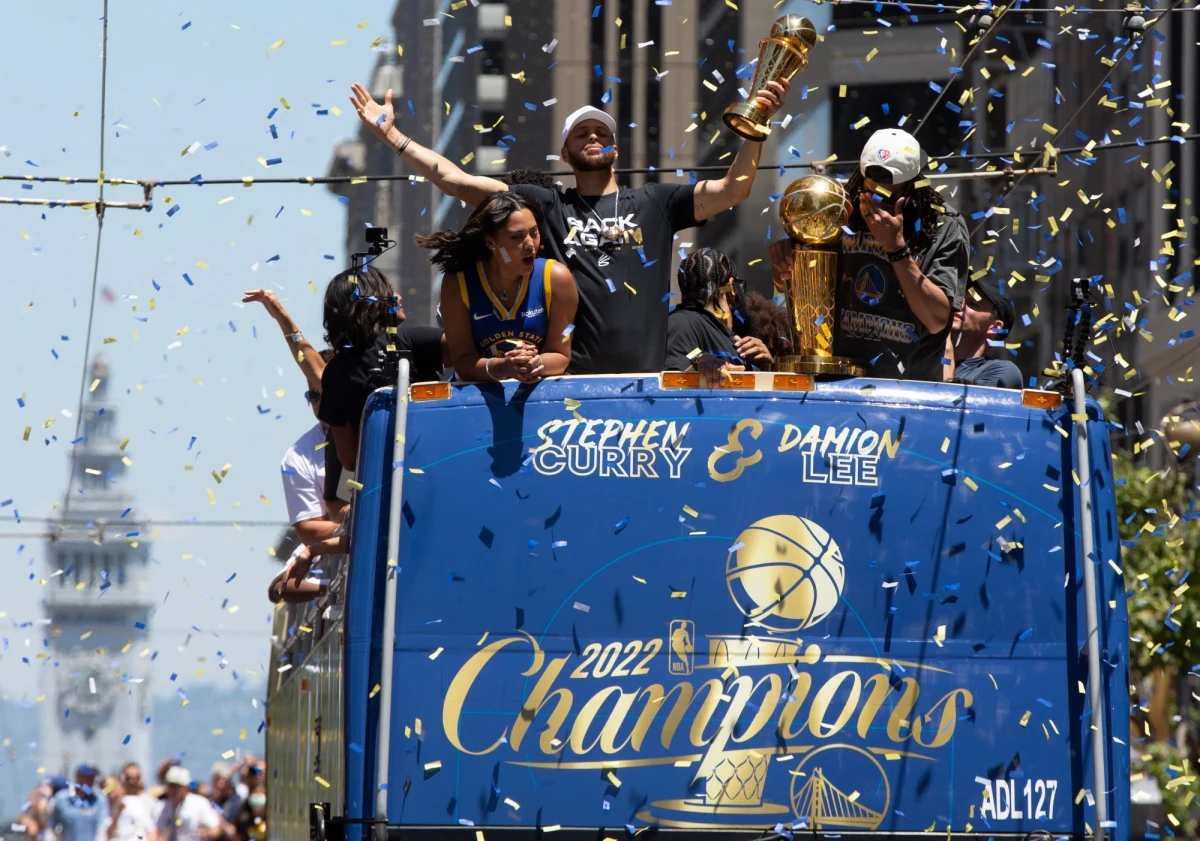 W nocy z czwartku na piątek polskiego czasu w Nowym Jorku odbędzie się draft koszykarskiej ligi NBA, do którego zgłosiło się dwóch Polaków. Młodszy, 19-letni Jeremy Sochan ma szanse na wybór w pierwszej rundzie, a nawet w pierwszej piętnastce.