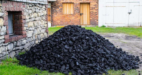 996,60 zł – tyle maksymalnie ma kosztować cena jednej tony węgla. Gwarantuje to ustawa przejęta przez Sejm. Ma ona chronić niektórych odbiorców przed wysokimi cenami węgla. Zdaniem opozycji pozwoli ona dofinansowywać państwowe spółki handlujące węglem.