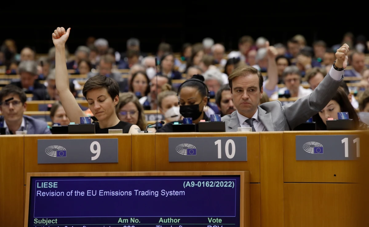 Przy 529 głosach za, 45 przeciw i 14 wstrzymujących się Parlament Europejski przyjął w czwartek rezolucję wzywającą szefów państw i rządów, którzy zgromadzili się na szczycie UE, do przyznania Ukrainie i Republice Mołdawii statusu kandydata do UE „bezzwłocznie”.