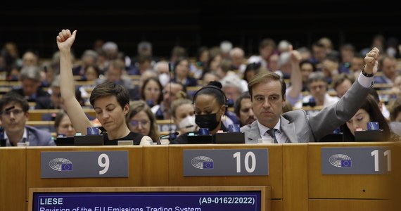 Przy 529 głosach za, 45 przeciw i 14 wstrzymujących się Parlament Europejski przyjął w czwartek rezolucję wzywającą szefów państw i rządów, którzy zgromadzili się na szczycie UE, do przyznania Ukrainie i Republice Mołdawii statusu kandydata do UE „bezzwłocznie”.