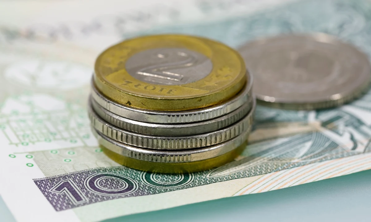 Sejm uchwalił nowelę ustawy, która zmienia tzw. Stabilizującą Regułę Wydatkową, służącą do wyliczania dopuszczalnego limitu wydatków państwa. Rząd tłumaczy, że dzięki temu nie trzeba będzie ciąć wydatków w najbliższych latach. Krytycy z kolei wskazują, że decyzja ta może doprowadzić do zwiększenia inflacji i zadłużenia.