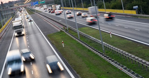 Kolejne nieodpowiedzialne zachowanie na trasie ekspresowej S8. Policjanci z Rawy Mazowieckiej (woj. łódzkie) otrzymali zgłoszenie, że na drodze mężczyzna szarpie kobietę. Okazało się, że para, która wspólnie podróżowała, zatrzymała auto, aby wyjaśnić między sobą nieporozumienia. To jednak nie jedyne ich przewinienia - kobieta kierowała mimo sądowego zakazu, a mężczyzna był poszukiwany przez sąd.