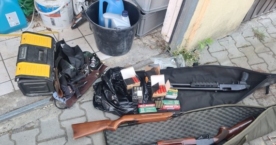 Ponad 7 kilogramów dynamitu oraz broń palną znaleźli policjanci w garażu jednego z mieszkańców Lubina. Zatrzymany 46-latek trafił do policyjnego aresztu.