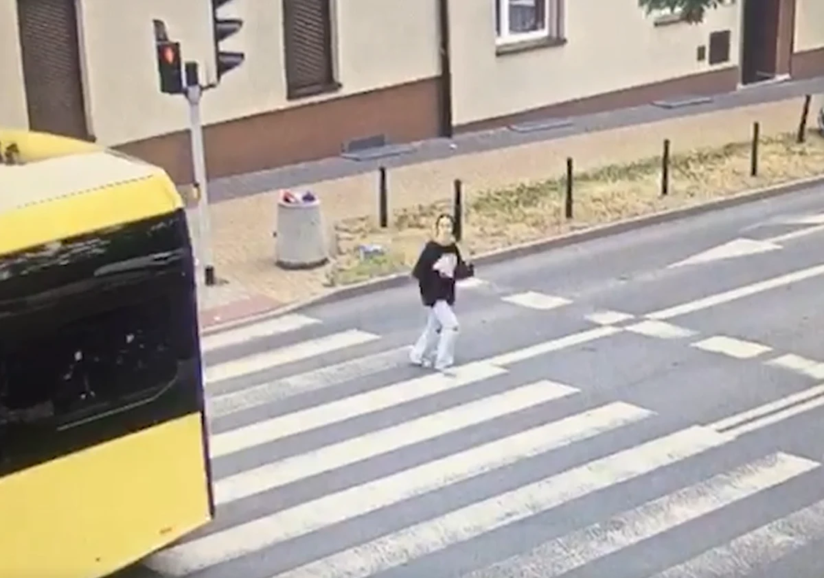 15-letnia Magda, którą w maju w Gliwicach potrącił samochód, wystąpiła w spocie śląskiej policji, inaugurującej akcję "Bezpieczne wakacje". Nastolatka przyznaje, że wbiegła na przejście dla pieszych na czerwonym świetle. 