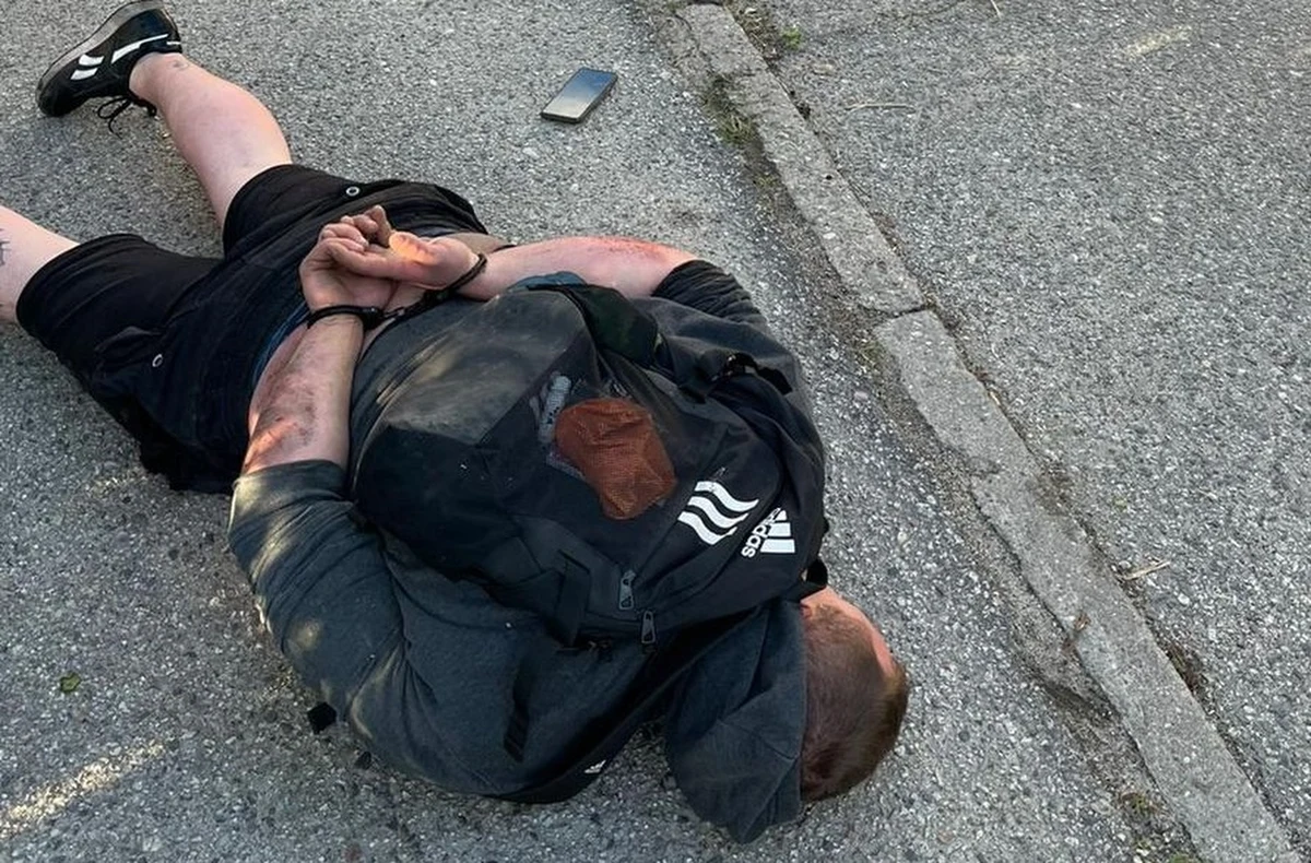 Szalony rajd motorowerzysty w Gdańsku. 25-latek chciał uniknąć kontroli drogowej, ponieważ miał dwa zakazy sądowe, był pijany, posiadał przy sobie narkotyki, a jego pojazd nie miał badań technicznych i nie był ubezpieczony. Dodatkowo podczas ucieczki mężczyzna popełnił pięć wykroczeń. Na koniec uderzył w radiowóz.