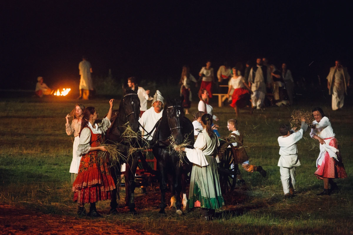 Spektakularne przedstawienia o dziejach naszego narodu powracają do Murowanej Gośliny. W piątek premierowym widowiskiem rozpocznie się tegoroczny cykl nocnych widowisk "Orzeł i Krzyż".

