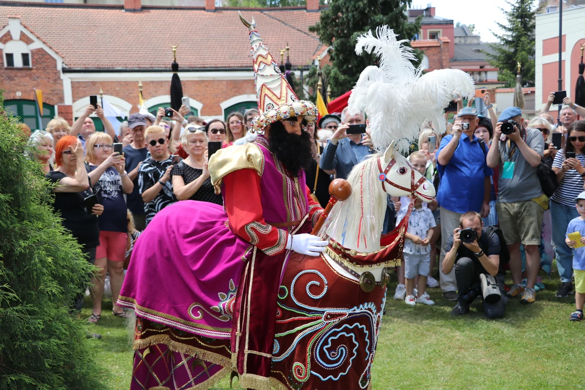 Pochód Lajkonika to jedna z najstarszych i najpiękniejszych tradycji Krakowa. Odbywający się w oktawę Bożego Ciała przemarsz ulicami Krakowa przyciąga tłumy widzów. W tym roku orszak jest wyjątkowy - odbywa się po dwuletniej przerwie spowodowanej pandemią koronawirusa Covid-19.