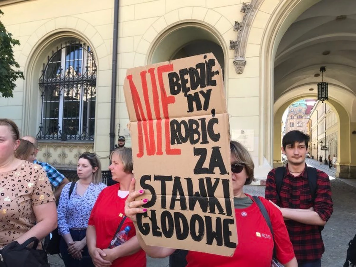 ​We Wrocławiu protestowali dziś pracownicy Domów Pomocy Społecznej. Chcą między innymi tysiąc złotych podwyżki. Protestujący zebrali się przed Ratuszem, skąd przeszli na sesję Rady Miejskiej. Żądają, by prezydent Jacek Sutryk i radni podjęli działania, które poprawią warunki pracy w DPS-ach.