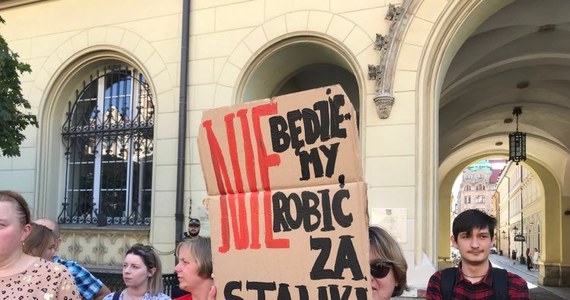 ​We Wrocławiu protestowali dziś pracownicy Domów Pomocy Społecznej. Chcą między innymi tysiąc złotych podwyżki. Protestujący zebrali się przed Ratuszem, skąd przeszli na sesję Rady Miejskiej. Żądają, by prezydent Jacek Sutryk i radni podjęli działania, które poprawią warunki pracy w DPS-ach.