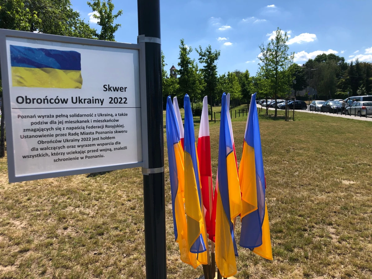 To miejsce ma upamiętniać tych, którzy walczą o wartości bliskie Polakom i Wielkopolanom - mówił podczas otwarcia skweru Obrońców Ukriany 2022 jeden z pomysłodawców tej inicjatywy. Skwer otwarto dziś w Poznaniu u zbiegu ulic św. Rocha i Kórnickiej.

