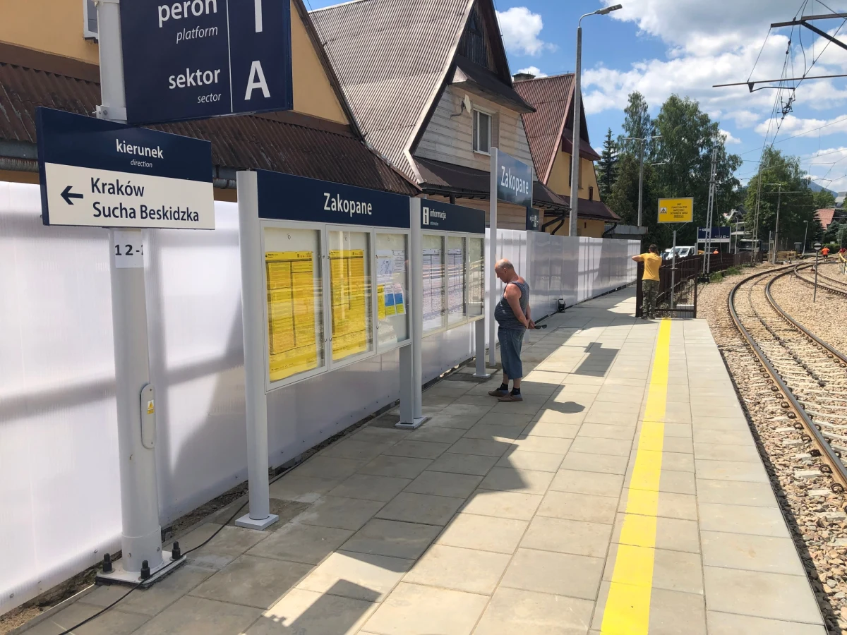 Na wakacje wracają pociągi na modernizowaną trasę Sucha Beskidzka - Chabówka – Zakopane. Dalekobieżne i regionalne połączenia kolejowe zawiozą pasażerów aż pod Tatry. Komfortowe perony na 21 stacjach i przystankach ułatwią podróż, ale w Zakopanem pasażerowie obsługiwani będą na tymczasowej stacji, znacznie dalej od centrum miasta niż główny dworzec. 
