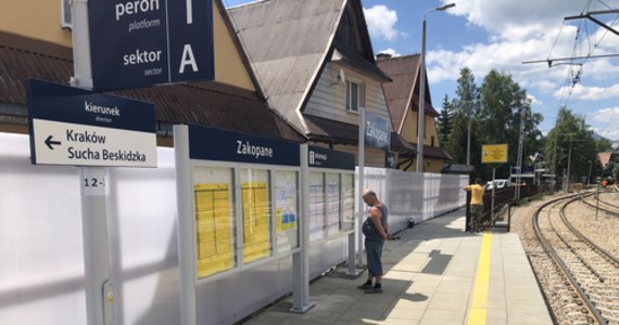 Na wakacje wracają pociągi na modernizowaną trasę Sucha Beskidzka - Chabówka – Zakopane. Dalekobieżne i regionalne połączenia kolejowe zawiozą pasażerów aż pod Tatry. Komfortowe perony na 21 stacjach i przystankach ułatwią podróż, ale w Zakopanem pasażerowie obsługiwani będą na tymczasowej stacji, znacznie dalej od centrum miasta niż główny dworzec. 