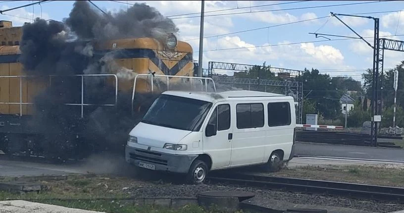 W dostawczego fiata uderzyła lokomotywa. To symulowane zderzenie, zorganizowane w Warszawie przez PKP PLK