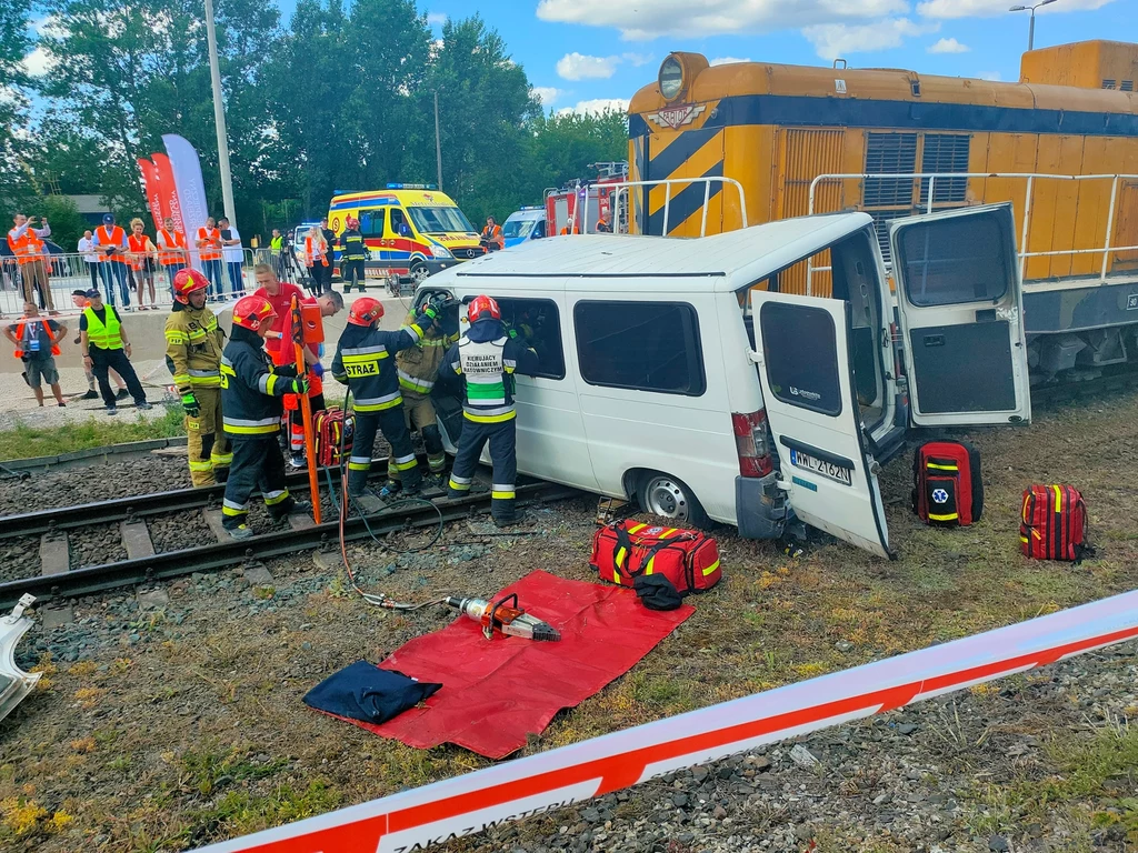 Nawet stosunkowa niewielka prędkość pociągu zagraża kierowcy i pasażerom auta, które znajduje się na torach