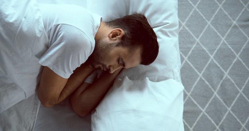 Nowe badania przeprowadzone przez Northwestern University wskazują na związek między ekspozycją na światło w czasie snu oraz poważnymi problemami zdrowotnymi, w tym cukrzycą, nadciśnieniem i otyłością u osób dorosłych. 