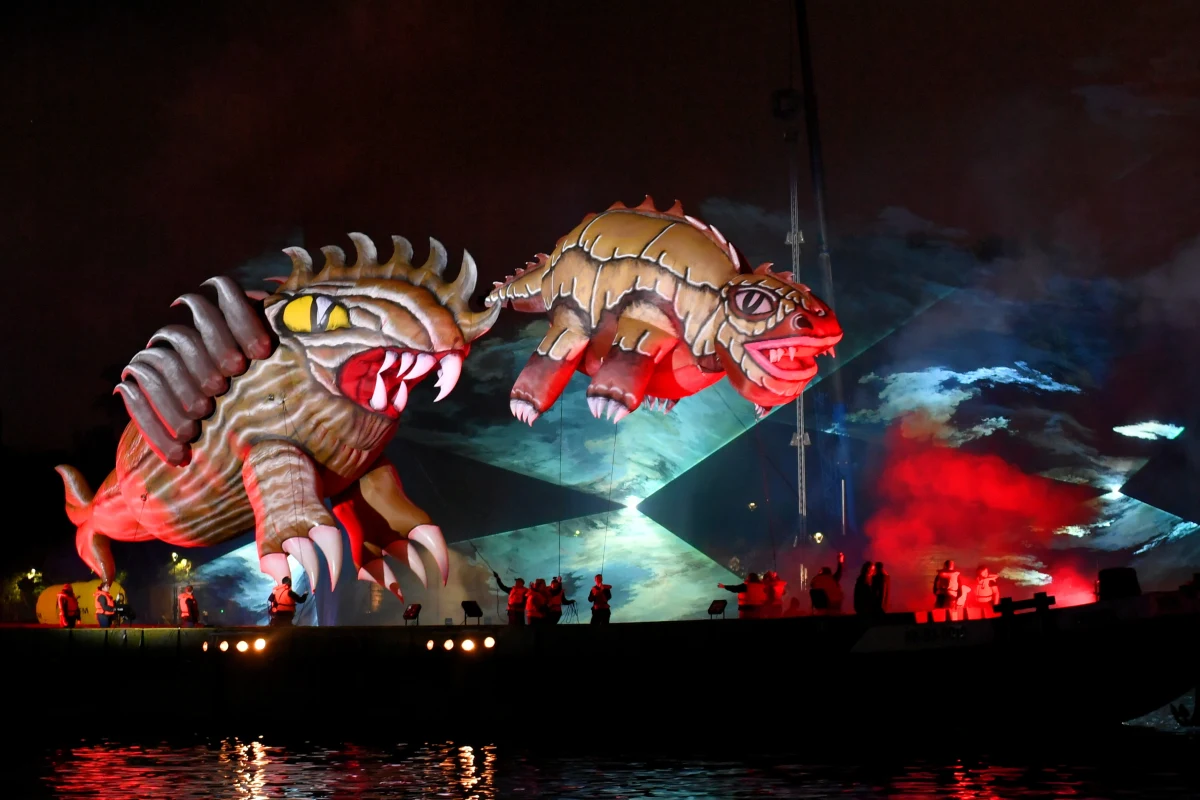 Władze Krakowa zamierzają ogłosić konkurs na stanowisko dyrektora Teatru Groteska. "Jeśli warunki zdefiniowane w konkursie umożliwią mi start, to wystartuje" - zapowiada kierujący tą sceną od ponad 20 lat Adolf Weltschek.