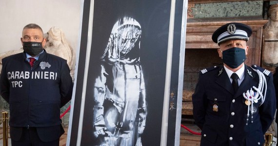 Sąd w stolicy Francji skazał w czwartek osiem osób na kary od kilku miesięcy do czterech lat pozbawienia wolności za kradzież drzwi z paryskiego klubu Bataclan z pracą Banksy'ego. Skradzione w 2019 roku dzieło sztuki było poświęcone 90 ofiarom zamachu terrorystycznego na klub w 2015 roku.