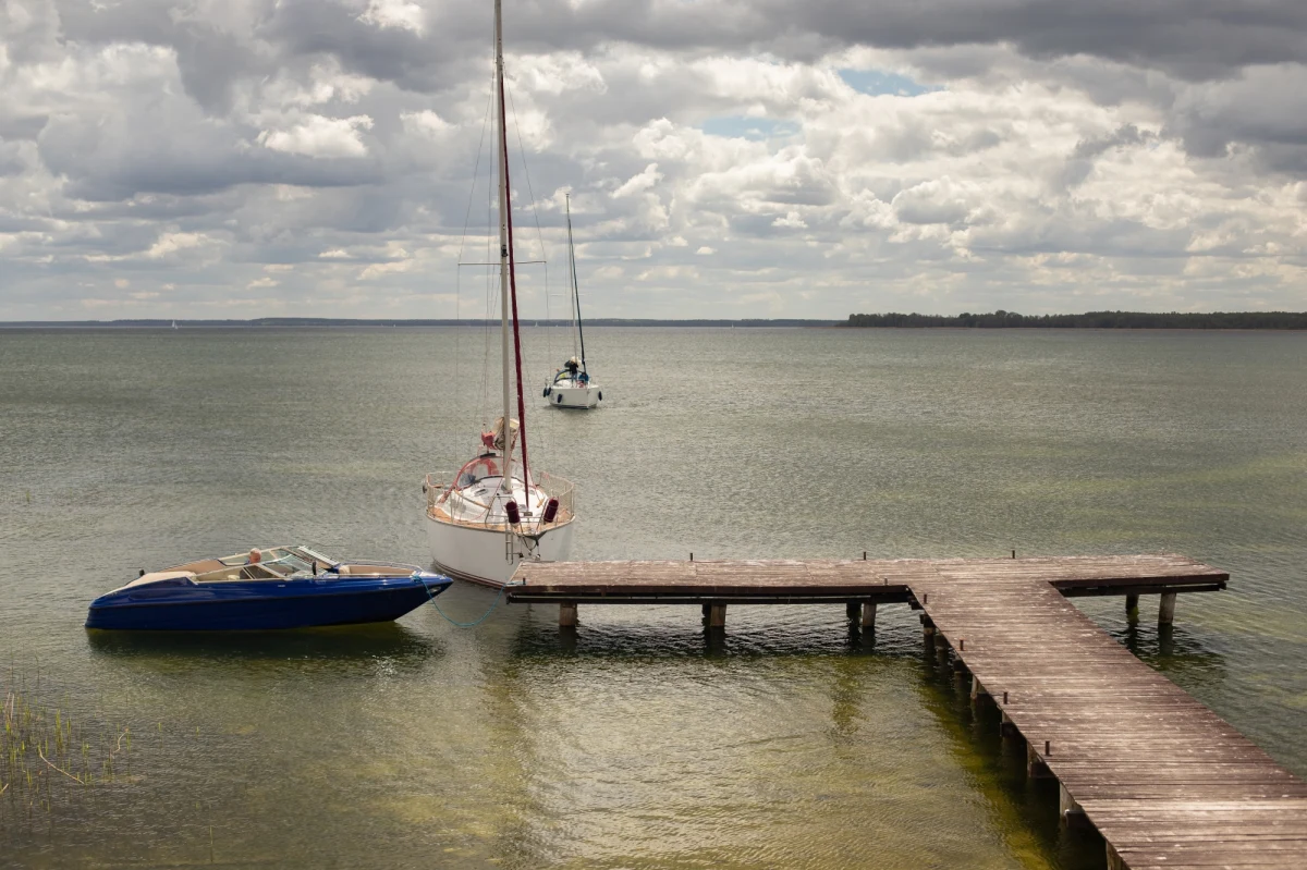 Nurkowie Mazurskiego Ochotniczego Pogotowia Ratunkowego (MOPR) odnaleźli na jeziorze Śniardwy zatopioną przed rokiem łódź żaglową. Właściciel jednostki musi teraz zdecydować o jej dalszych losach.