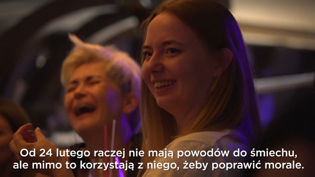 Od 24 lutego raczej nie mają powodów do śmiechu, ale mimo to korzystają z niego, żeby poprawić morale. Ukraińcy spotykają się na występach komików i za parę dolarów dbają o kondycję psychiczną.Ulubionym tematem żartów są oczywiście Vladimir Putin i rosyjscy żołnierze. Śmiech to dla Ukraińców sposób na pokonanie przygnębienia i szansa na bycie jednością. 