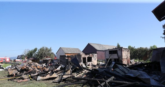 Z powodu niewykrycia sprawcy Prokuratura Okręgowa w Nowym Sączu umorzyła śledztwo w sprawie pożaru w Nowej Białej, który 19 września zeszłego roku zniszczył lub częściowo uszkodził 25 domów i 23 zabudowania gospodarcze.  