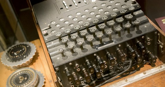 Kolejny wyjątkowy eksponat trafił dziś do Centrum Szyfrów Enigma w Poznaniu. To trzeci już egzemplarz maszyny szyfrującej pod nazwą Enigma, z tą różnicą, że ta właśnie konkretna maszyna zachowana jest w oryginalnym stanie i nie wymagała żadnej rekonstrukcji. 