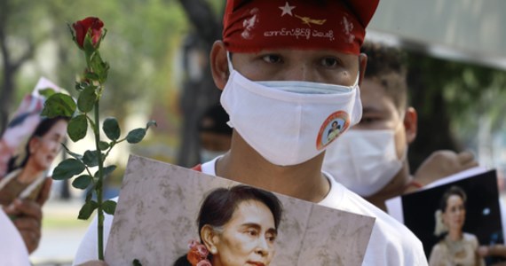 Była przywódczyni Birmy i pokojowa noblistka Aung San Suu Kyi została przeniesiona do więzienia z nieujawnionego miejsca. Była tam przetrzymywana od wojskowego zamachu stanu z lutego 2021 roku, który obalił legalny rząd jej partii - podaje BBC.