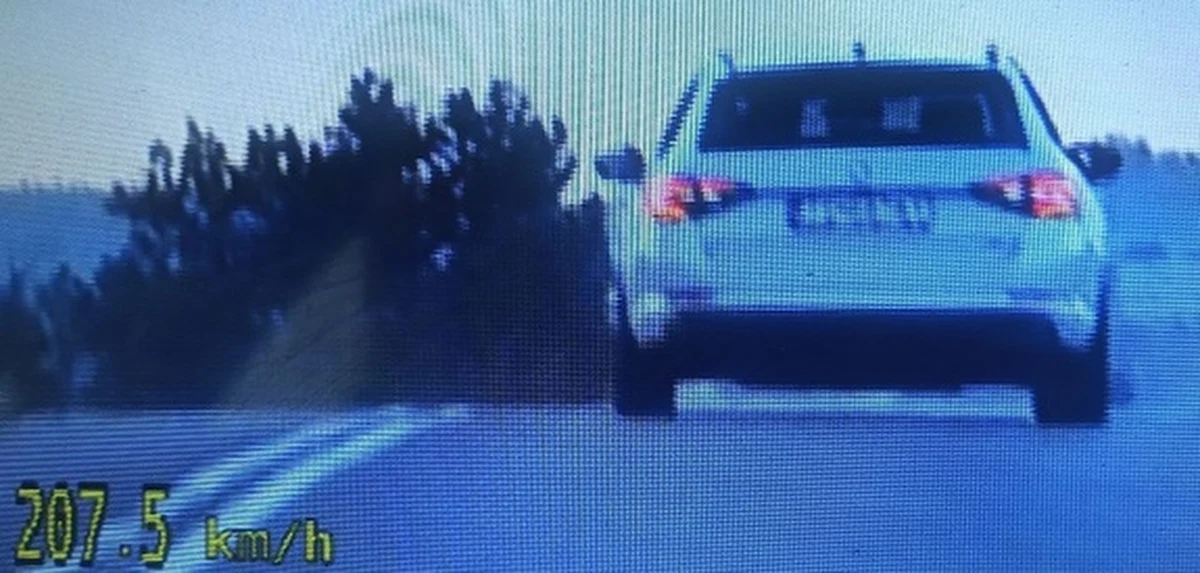 Młody Słowak tak spieszył się do restauracji, że przekroczył dozwoloną prędkość o 117 km/h. 23-latek jechał ponad 207 km na godzinę, ale policjantom z nowotarskiej grupy Speed nie uciekł. Za popełnione wykroczenie słowacki kierowca dostał 2 500 złotych mandatu.