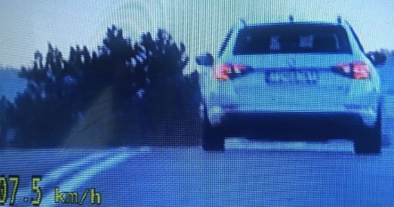 Młody Słowak tak spieszył się do restauracji, że przekroczył dozwoloną prędkość o 117 km/h. 23-latek jechał ponad 207 km na godzinę, ale policjantom z nowotarskiej grupy Speed nie uciekł. Za popełnione wykroczenie słowacki kierowca dostał 2 500 złotych mandatu.