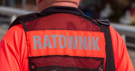 Mężczyzna został postrzelony na jednej z warszawskich strzelnic. Został ciężko ranny. Przewieziono go do szpitala. Na miejscu policjanci pod nadzorem prokuratora ustalają okoliczności zdarzenia. 