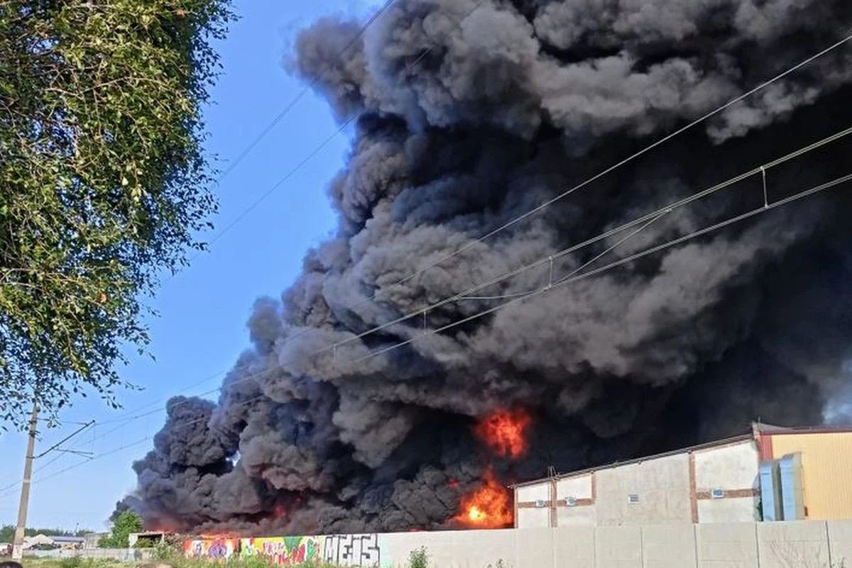 Gigantyczny pożar składowiska opon, plastików i pianek do demontażu samochodów w Lęborku w woj. pomorskim. Akcja gaśnicza może potrwać do rana. 