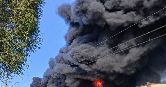 Gigantyczny pożar składowiska opon, plastików i pianek do demontażu samochodów w Lęborku w woj. pomorskim. Akcja gaśnicza może potrwać do rana. 