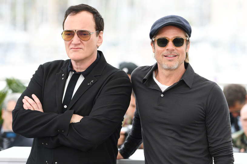W swojej karierze reżyserskiej Quentin Tarantino współpracował z Bradem Pittem dwukrotnie. Pierwszy raz przy realizacji "Bękartów wojny", a później w filmie "Pewnego razu... w Hollywood", który przyniósł Pittowi Oscara. Popularny reżyser nie może nachwalić się zalet gwiazdora. Według Tarantino atutów Brada Pitta nie da się opisać, tak jak nie da się opisać blasku słońca.