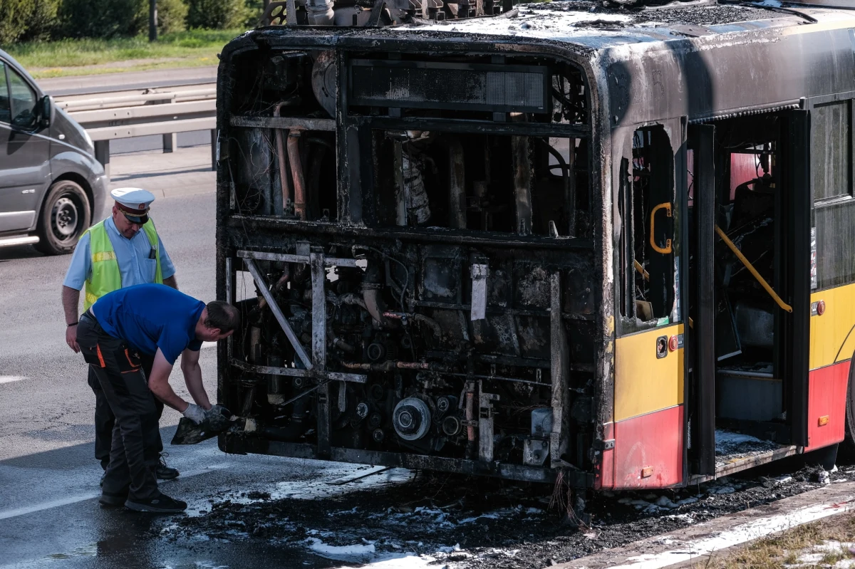 Miejski autobus, który właśnie ruszał z przystanku spod Dworca Zachodniego, niespodziewanie stanął w płomieniach. Kierowca z policjantami ewakuowali pasażerów, służby zamknęły ruch w Alejach Jerozolimskich.