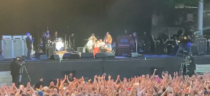 Amerykański zespół Pearl Jam powrócił na trasę po pandemicznej przerwie. Już wkrótce wystąpią także w Polsce, lecz wcześniej ich przystankiem była stolica Niemiec. Na koncercie w amfiteatrze Waldbuhne doszło do niespotykanego zdarzenia - muzycy umożliwili umierającemu fanowi udział w koncercie i zaprosili go na scenę.