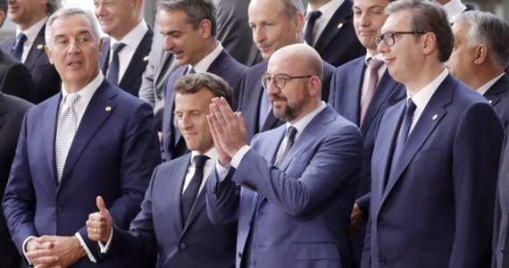 „Rada Europejska zdecydowała o statusie kandydata do UE dla Ukrainy i Mołdawii. To historyczny moment” – napisał na Twitterze przewodniczący Rady Europejskiej Charles Michel. Ta decyzja ma przede wszystkim znaczenie polityczne i symboliczne.