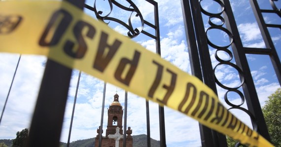 W górach meksykańskiego stanu Chihuahua od trzech dni trwa pościg z udziałem 250 żołnierzy za przywódcą gangu narkotykowego, który zabił dwóch księży jezuitów i ich przewodnika górskiego. Do morderstwa doszło w nocy z poniedziałku na wtorek w kościele w miejscowości Cerocahui. Ofiary schroniły się tam, uciekając przed bandytą.