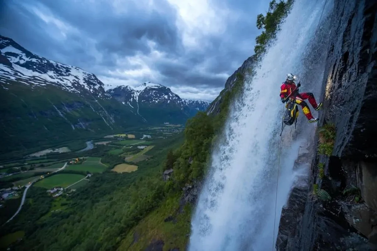 Polacy z ekspedycji Oshee Slide Challenge pokonali dziewiczy wodospad Skorga w Norwegii. To drugi co do wysokości wodospad w Europie. Zjazd na linach z wysokości 864 metrów trwał ponad 12 godzin i zakończył się pełnym sukcesem. 