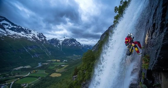 Polacy z ekspedycji Oshee Slide Challenge pokonali dziewiczy wodospad Skorga w Norwegii. To drugi co do wysokości wodospad w Europie. Zjazd na linach z wysokości 864 metrów trwał ponad 12 godzin i zakończył się pełnym sukcesem. 