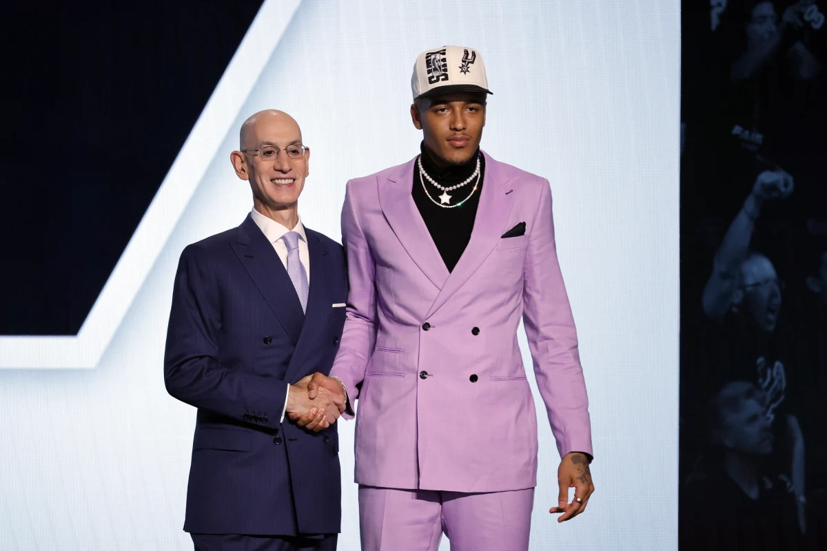 Jeremy Sochan został wybrany przez San Antonio Spurs z dziewiątym numerem w drafcie do ligi NBA. 19-letni skrzydłowy z uniwersytetu Baylor będzie czwartym koszykarzem reprezentującym Polskę, który wystąpi w amerykańsko-kanadyjskich rozgrywkach.