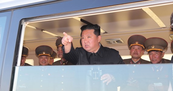 Przywódca Korei Północnej Kim Dzong Un nakazał wzmocnienie zdolności obronnych kraju - podała oficjalna północnokoreańska agencja KCNA. Według komunikatu Kim chce w ten sposób zdominować "wrogie siły".